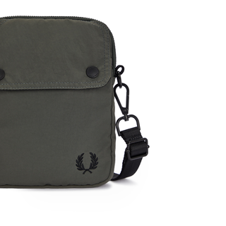 Fred Perry - Crinkle Nylon Side Bag L8283 field green 638