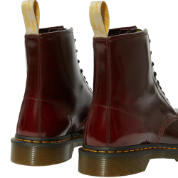 Dr. Martens - VEGAN 1460 cherry red oxford rub off 8-eye boot (gelbe Naht)