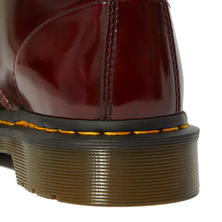 Dr. Martens - VEGAN 1460 cherry red oxford rub off 8-eye boot (gelbe Naht) EU 45/US 11/UK 10